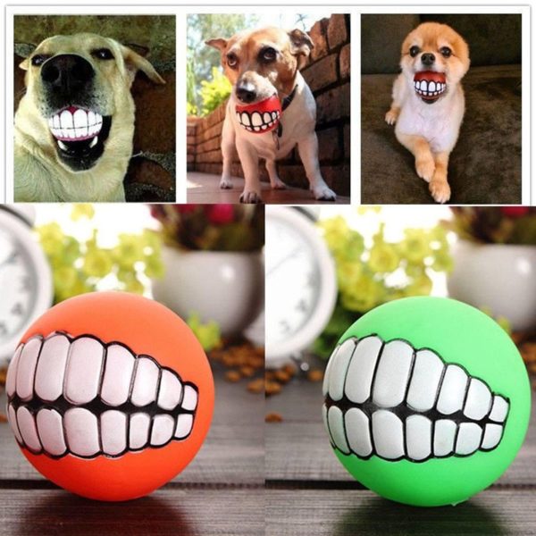 Vtipný loptička pre psov s vycerenými zubami